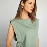 Camiseta verde sin mangas con cuello redondo y hombreras.