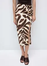 Falda midi de viscosa con estampado animal print en tonos marrones y beige. Diseño recto con abertura lateral y detalle drapeado en la cintura.