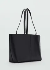 Bolso negro tipo shopper de cuero bovino con doble asa de mano y asa de hombro.