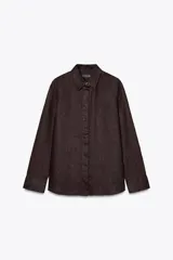 Camisa marrón de lino con cuello solapa y manga larga terminada en puño. Cierre frontal con botones.