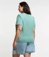 Remera de algodón color verde agua, con cuello redondo, mangas cortas abullonadas y tres corazones de lentejuelas plateadas en el frente.