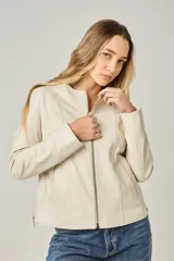Campera de cuero color natural, con cuello redondo, cierre frontal con cremallera y bolsillos laterales con cierre. Diseño clásico y corte entallado.
