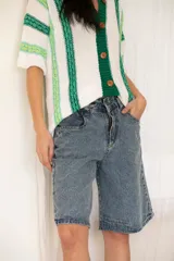 Bermudas de jean de tiro alto, color celeste claro, con bolsillos delanteros y traseros.