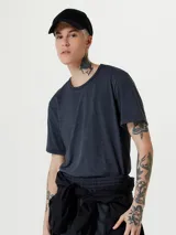 Remera azul marino de corte slim y mangas cortas.