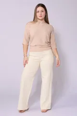 Pantalón de jean color crudo, corte wide leg, tiro alto y confeccionado en tela con lycra.