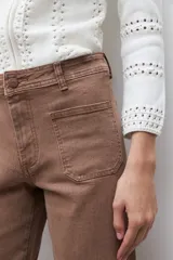 Pantalón tipo culotte de jean color marrón tostado, con tiro alto, bolsillos delanteros tipo parche y terminación deshilachada en el ruedo.
