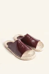 Sandalias plateadas de cuero con base de yute natural y suela de goma.