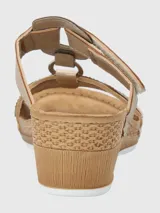 Sandalia Hush Puppies Bax III color negro con plataforma de cuña y ajuste con velcro.