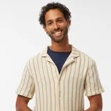 Camisa de manga corta color crema con rayas verticales marrones, cuello cubano y cierre frontal con botones.