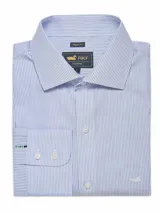 Camisa de vestir a rayas verticales celestes y blancas, de corte regular, con cuello italiano, manga larga y bolsillo en el pecho con logo bordado.