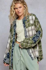 Camisa de manga larga con cuello y corte relajado, confeccionada en tela a cuadros con parches de patrón en bloques de color y lavado vintage.