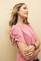 Top blanco de mangas cortas abullonadas y cuello redondo. Tejido de punto acanalado.