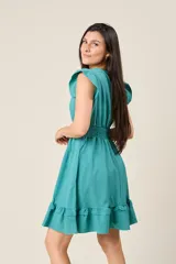 Vestido corto color salmón, con escote en V, mangas cortas con volados, cintura elastizada y falda con volados en el ruedo.