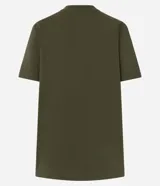 Remera verde militar de algodón con cuello redondo y mangas cortas. Estampa frontal con la frase "Open to Visitors Outside 46 Campus" en color blanco y verde claro, con estrellas decorativas.