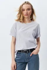Remera de manga corta color lilac, con cuello a la base y un diseño relajado.