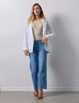 Blazer blanco de lino y rayón, marca Zac & Rachel. Tiene cuello con solapa, abertura central con botón, bolsillos delanteros y corte clásico.