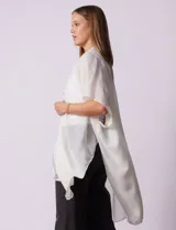 Kimono de gasa color blanco con apliques de brillos, marca Jessica Mc Clintock.
