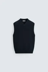Chaleco de punto azul marino con cuello en V y diseño acanalado.