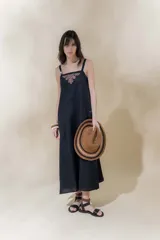 Vestido largo color crudo con rayas verticales finas, breteles finos regulables, escote recto con bordado artesanal y tajos laterales.