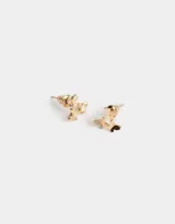 Par de aros pasantes dorados con forma de mariposa.