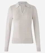 Blusa de manga larga, color beige claro con brillo sutil, tejido acanalado y cuello polo con escote en V.