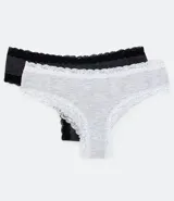 Kit de dos bombachas boyshort de algodón, una gris con encaje blanco y otra negra con encaje negro.