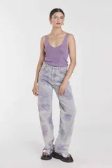 Blusa tejida negra con escote en V y breteles finos.