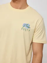 Remera amarilla de algodón con estampado del logo de la marca Rusty en el frente y en la espalda.