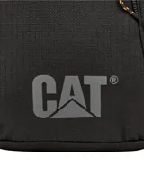 Bolso bandolera unisex CAT Explorer, color negro, con logo reflectante y detalles de cordones. Cuenta con compartimento principal con bolsillo interior, bolsillo delantero con cordón para llavero y correa ajustable para el hombro.