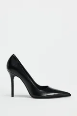 Zapato de tacón fino negro, con escote redondo y acabado en punta.