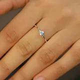 Anillo de plata 925 con topacio celeste engarzado.