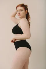 Culotte negro de algodón suave con faja en la cintura.