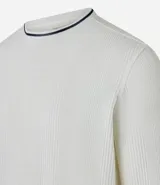 Sweater de manga larga color blanco hueso con textura acanalada vertical y cuello redondo con ribete negro contrastante.