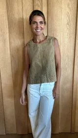 Chaleco color crudo con cuello redondo y detalle de costuras verticales en el frente.