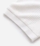 Remera de hombre color blanco, de corte regular, con cuello redondo y manga corta. Presenta textura vertical.