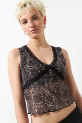 Top de microtul con estampado animal print y detalle de puntilla cruzada.