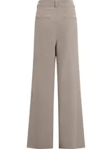 Pantalón de vestir color gris topo, de corte sastre y pierna ancha, con pinzas en la cintura y bolsillos laterales.