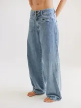 Pantalón negro de tiro medio alto, corte palazzo, con bolsillos delanteros y traseros.