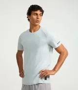 Remera deportiva celeste de poliéster y elastano, con cuello redondo, mangas cortas y tecnología dry fit.