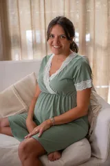 Camisón verde con textura acanalada, escote cruzado con puntilla blanca, corte imperio y mangas 3/4.