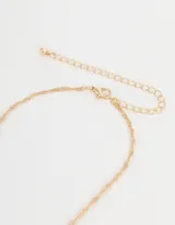 Cadena corta dorada con dije de la letra A cubierto de strass.
