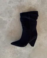 Botines dorados de cuero vacuno con punta fina y tacón aguja.