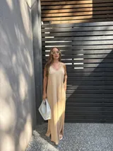 Vestido largo de viscosa, con tirantes finos y corte recto, disponible en varios colores sólidos.