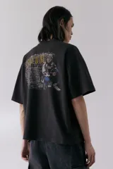 Remera negra de corte oversized con estampado del rapero Ice Cube y un auto clásico.
