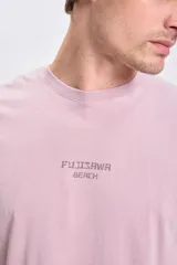 Remera manga corta color rosa con estampa de una ola y texto "Fujisawa Beach" en la espalda.