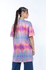 Conjunto de remera oversize y pantalón acampanado con estampado tie-dye en tonos pastel.