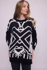 Sweater de lana color naranja con cuello redondo y diseño geométrico en color celeste.