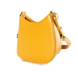 Bandolera color camel de símil cuero liso, con correa regulable y herrajes plateados. Tiene acceso con cierre, un compartimento y un bolsillo interno con cierre.