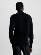 Sweater negro de cuello perkins confeccionado en lana merino extrafina. Tiene cuello, puños y bajo de canalé.