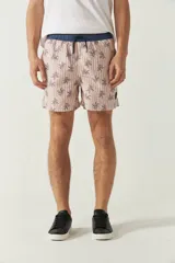 Short de baño estampado con cintura elástica ajustable con cordón, dos bolsillos laterales y uno trasero. Confeccionado en tela ligera de secado rápido y logo bordado.